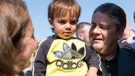 Keine Scheu. Am 22.9.2015 besuchte Bundeswirtschaftsminister Sigmar Gabriel (SPD) das Flüchtlingslager Saatari in Jordanien. Dort nahm er den syrischen Jungen Muqnin auf den Arm. 