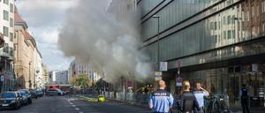 Rauch strömt aus dem Kaufhaus Lafayette in der Französischen Straße.
