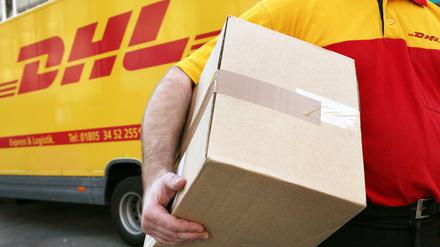 Grabsteine könnten künftig auch per Post angeliefert werden - sie dürften nicht so leicht zu tragen sein wie dieses Paket, denn im Postversand können sie bis zu 30 Kilogramm wiegen. 
