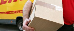 Grabsteine könnten künftig auch per Post angeliefert werden - sie dürften nicht so leicht zu tragen sein wie dieses Paket, denn im Postversand können sie bis zu 30 Kilogramm wiegen. 