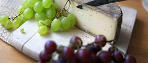 In der Cantine d’Augusta in Schöneberg gibt es französischen Wein und Käse.