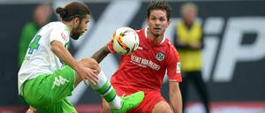 Festgespielt: Wolfsburgs Ricardo Rodriguez (li.) gegen Hannovers Leon Andreasen.