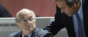 Was haben die nur gegen uns? Blatter und Platini bangen vor den Ermittlern. 