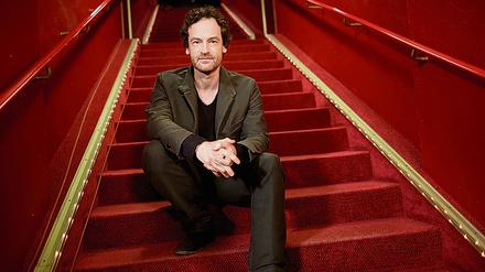 Für seine Rolle als Stasi-Offizier Falk Kupfer ist Schauspieler Jörg Hartmann, 46, bereits mit dem Deutschen Fernsehpreis ausgezeichnet worden. Am Dienstag startet die dritte Staffel der ARD-Serie. 