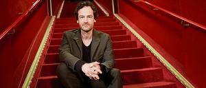 Für seine Rolle als Stasi-Offizier Falk Kupfer ist Schauspieler Jörg Hartmann, 46, bereits mit dem Deutschen Fernsehpreis ausgezeichnet worden. Am Dienstag startet die dritte Staffel der ARD-Serie. 