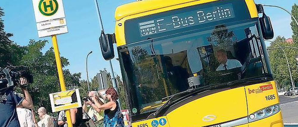Angehalten. Ende August startete der Test mit E-Bussen bei der BVG. Zwei der vier Fahrzeuge können wegen Schäden an der Batterie nicht eingesetzt werden. 