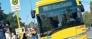 Angehalten. Ende August startete der Test mit E-Bussen bei der BVG. Zwei der vier Fahrzeuge können wegen Schäden an der Batterie nicht eingesetzt werden. 