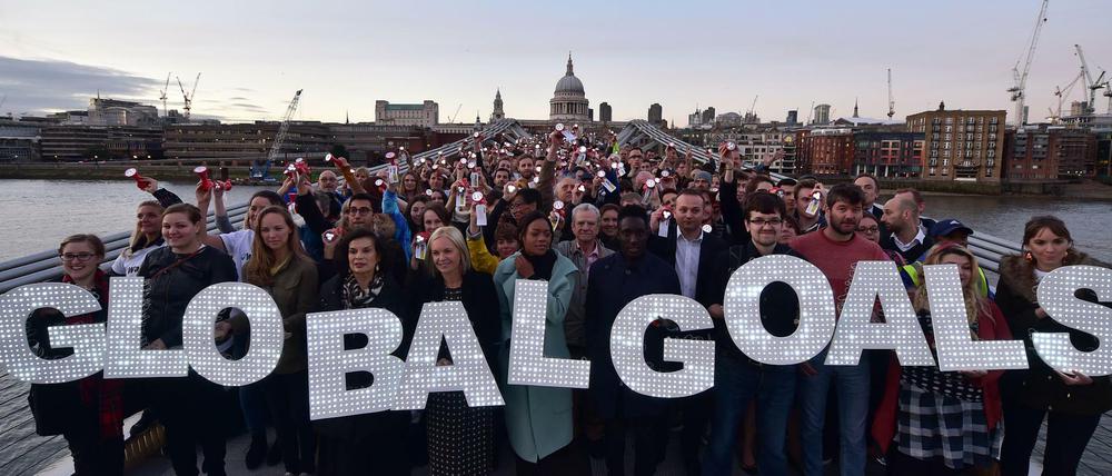 Aktivisten werben mit einer Aktion auf der Milleniumsbrücke in London für die neuen Nachhaltigkeitsziele der Vereinten Nationen. 