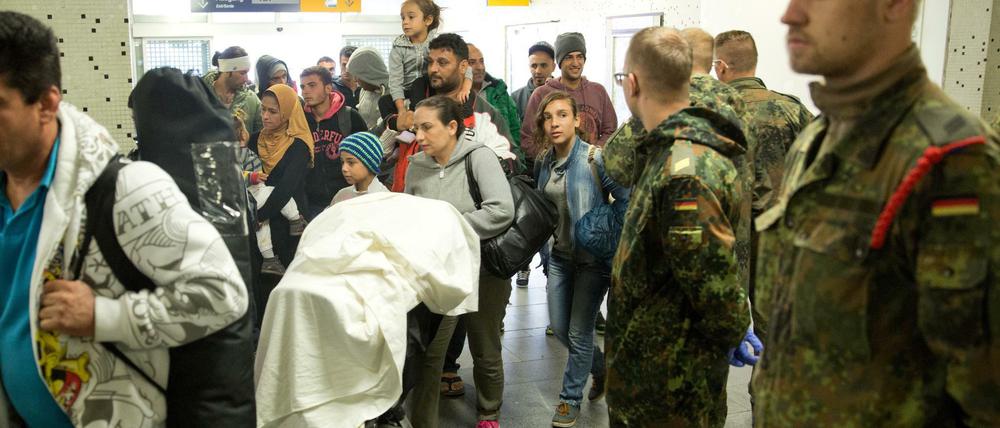 Nicht nur auf dem Bahnhof Schönefeld helfen Soldaten der Bundeswehr bei Versorgung der Flüchtlinge.