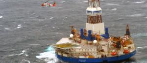 Rückzug. Eine auf Grund gelaufene Shell-Bohrinsel wird in den Hafen geschleppt. Auf Grund gelaufen ist vorerst offenbar auch das Alaska-Projekt des Konzerns.
