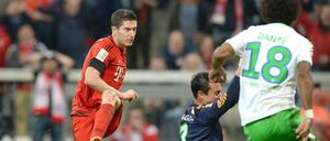 Und wieder drin. Lewandowski schießt das 3:1 - zwei kommen noch.