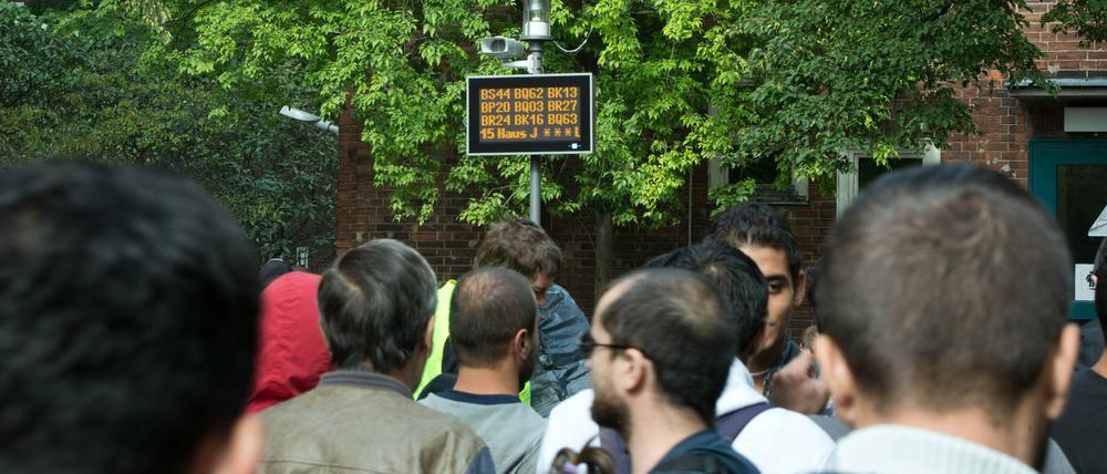 Mit den Kontoeröffnungen wird Flüchtlingen geholfen.