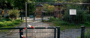 Kinder müssen draußen bleiben: Der Bezirk Mitte sperrt den Spielplatz am Magdeburger Platz wegen Verschmutzung.