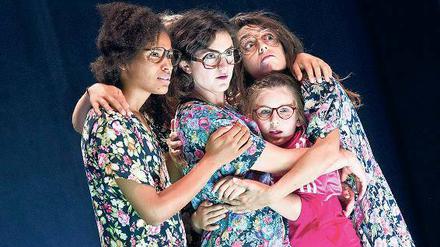 Großes Kuscheln. Cynthia Micas, Suna Guerler, Sarah Boecker und Cigdem Teke (v. l.) im Nahkampf. 