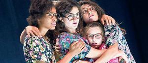 Großes Kuscheln. Cynthia Micas, Suna Guerler, Sarah Boecker und Cigdem Teke (v. l.) im Nahkampf.