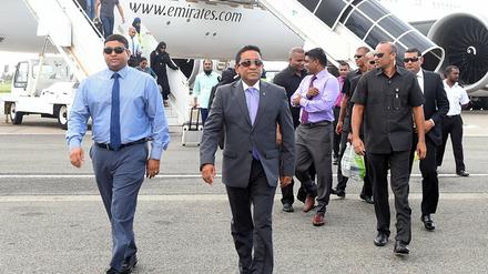 Abdulla Yameen Abdul Gayoom (Mitte) bei seiner Ankunft am Flughafen von Male am Montag. Der Präsident der Malediven überlebte zuvor eine Explosion auf einem Schnellboot. 