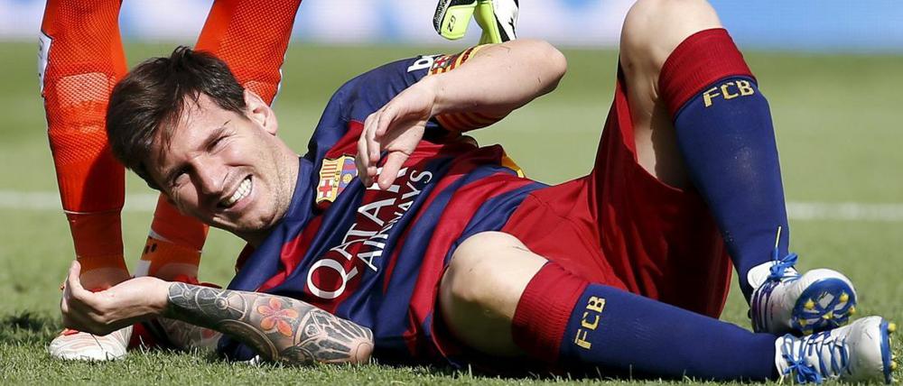 Schmerzlicher Verlust: Lionel Messi am Boden nach seiner Verletzung gegen Las Palmas. Der Argentiner wird Barcelona lange fehlen.