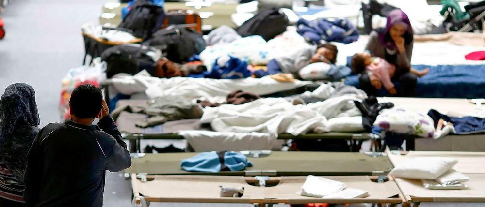 Feldbetten in der Turnhalle - ganz so soll es in den "Erstunterbringungseinrichtungen" nicht aussehen. Aber drangvolle Enge wird auch dort herrschen. Zehn bis 20 Prozent der Asylbewerber, schätzt Pro Asyl, könnten auch privat Unterschlupf finden.
