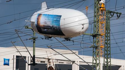 Ein Mini-Zeppelin hängt am Samstag in Hamburg in einer Hochspannungsleitung. Der Zeppelin hat sich im Bereich der Norderelbbrücke in einer Oberleitung verfangen und sorgt für erhebliche Beeinträchtigungen im Bahnverkehr.
