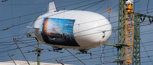 Ein Mini-Zeppelin hängt am Samstag in Hamburg in einer Hochspannungsleitung. Der Zeppelin hat sich im Bereich der Norderelbbrücke in einer Oberleitung verfangen und sorgt für erhebliche Beeinträchtigungen im Bahnverkehr.