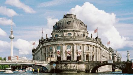 Blick auf das Bode-Museum mit Fernsehturm