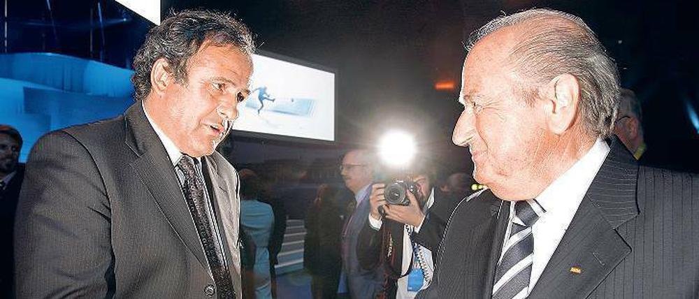 Es wird ernst. Die Behörden haben Ermittlungen gegen den langjährigen Fifa-Chef Sepp Blatter (links) aufgenommen. Uefa-Präsident Michel Platini (rechts) wurde vernommen.