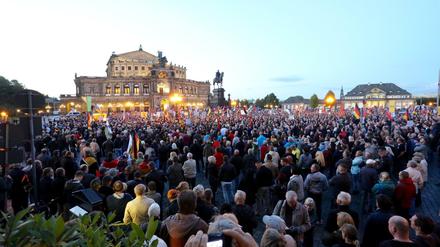 Mehr Zulauf: Bis zu 7500 Pegida-Demonstranten versammelten sich in Dresden. Dabei wurde zwei Journalisten angegriffen.