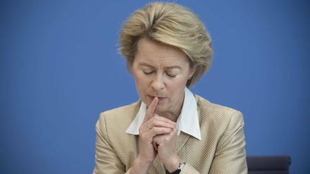 Suboptimal: Ursula von der Leyen gilt in Vielem als penibel bis perfekt. Bei ihrer Doktorarbeit scheint das etwas anders gewesen zu sein - schon im Titel steckt ein Tippfehler und die folgenden Seiten haben es in sich.