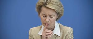 Suboptimal: Ursula von der Leyen gilt in Vielem als penibel bis perfekt. Bei ihrer Doktorarbeit scheint das etwas anders gewesen zu sein - schon im Titel steckt ein Tippfehler und die folgenden Seiten haben es in sich.