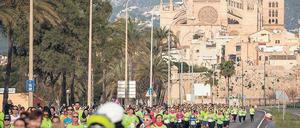La Seu, die Kathedrale von Palma, am Start des Frauenmarathons auf Mallorca. Das Schönste: Ein Teil der Strecke verläuft am Meer.