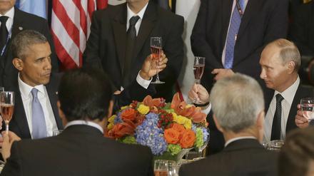 Man prostet sich zu - aber man kann sich ganz offensichtlich nicht wirklich nicht leiden: UU-Präsident Barack Obama und Russlands Staatschef Wladimir Putin. 