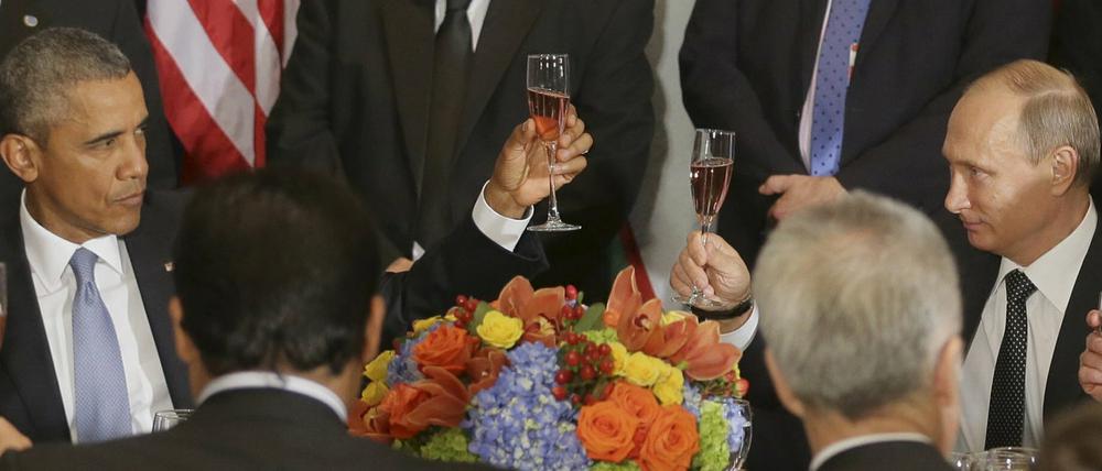 Man prostet sich zu - aber man kann sich ganz offensichtlich nicht wirklich nicht leiden: UU-Präsident Barack Obama und Russlands Staatschef Wladimir Putin. 