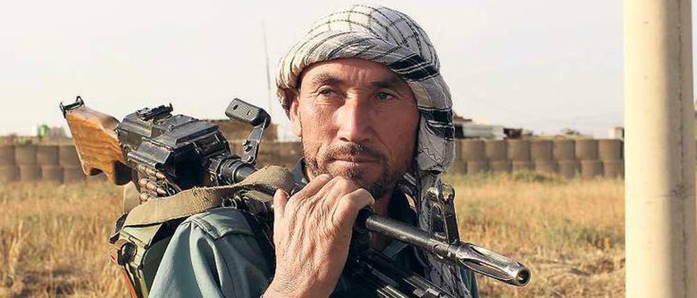 Zurück im Krieg. Nachdem die Taliban Kundus erobert hatten, startete die afghanische Armee am Dienstag eine Gegenoffensive. Viele Menschen brachten sich in einem Lager am Flughafen in Sicherheit.