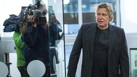 Der Kläger Ralf Strutz geht am 01.09.2015 in Duisburg in den Gerichtssaal. Der bei der Loveparade eingesetzte 53 jährige Feuerwehrmann will im ersten Zivilverfahren zu der Tragödie 90.000 Euro Schmerzensgeld vom Land und vom Veranstalter einklagen.