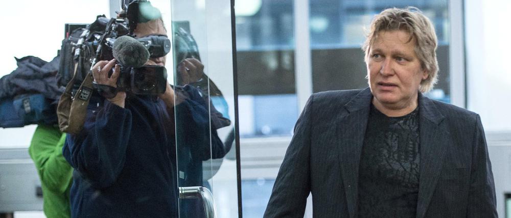 Der Kläger Ralf Strutz geht am 01.09.2015 in Duisburg in den Gerichtssaal. Der bei der Loveparade eingesetzte 53 jährige Feuerwehrmann will im ersten Zivilverfahren zu der Tragödie 90.000 Euro Schmerzensgeld vom Land und vom Veranstalter einklagen.