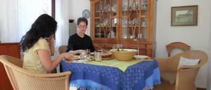 Inge Liss mit ihrem Schützling aus Syrien beim gemeinsamen Mittagessen. Im Rahmen ihrer selbst zusammengestellten Harzt IV-Menüs gab es diesmal Kartoffelgratin und Salat, Kosten etwa ein Euro pro Person