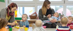 Die kleinsten Kinder des AWO Kindergartens «Diesterweg» in Lübbenau (Brandenburg) sitzen am 21.11.2014 beim Essen. Foto: Patrick Pleul/dpa (zu dpa «Tausende unterstützen Initiative für beitragsfreie Kita» vom 04.04.2015) +++(c) dpa - Bildfunk+++