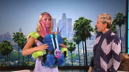 Claire Danes in der US-Show "Ellen" am Montag bei der Anprobe eines merkwürdigen Outfits mit Moderatorin Ellen DeGeneres. Die Schauspielerin berichtete in der Sendung von ihrem Besuch des Berliner Clubs Berghain. 