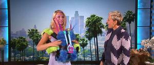 Claire Danes in der US-Show "Ellen" am Montag bei der Anprobe eines merkwürdigen Outfits mit Moderatorin Ellen DeGeneres. Die Schauspielerin berichtete in der Sendung von ihrem Besuch des Berliner Clubs Berghain. 