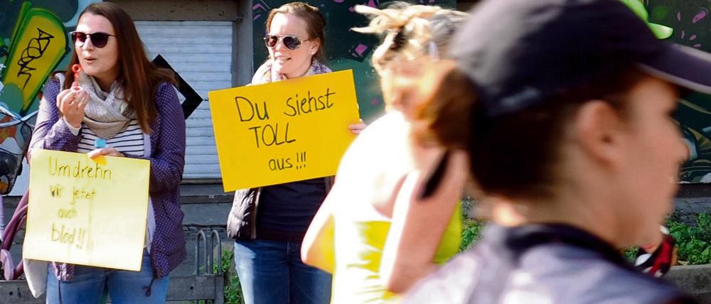 Muntermacher am Wegesrand. Jubelnde Freunde und Familienangehörige helfen oft über die nächsten Kilometer.