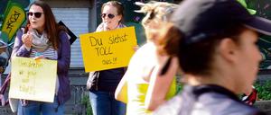 Muntermacher am Wegesrand. Jubelnde Freunde und Familienangehörige helfen oft über die nächsten Kilometer.