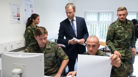 Mario Czaja (CDU), Berliner Gesundheitssenator, spricht mit Bundeswehrsoldaten in der Außenstelle des Landesamtes für Gesundheit und Soziales (Lageso) 