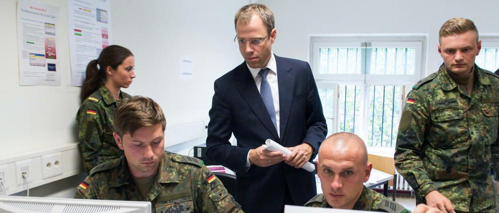 Mario Czaja (CDU), Berliner Gesundheitssenator, spricht mit Bundeswehrsoldaten in der Außenstelle des Landesamtes für Gesundheit und Soziales (Lageso)
