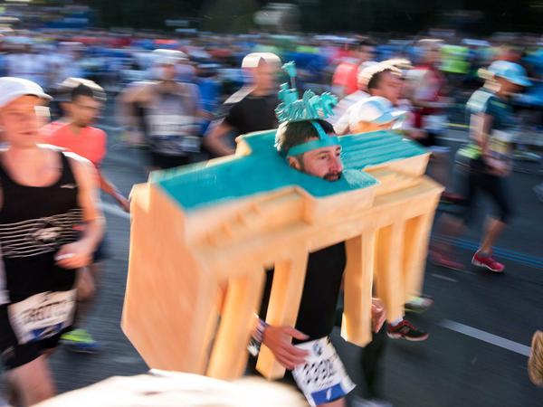 Schon vor dem Zieleinlauf ganz weit vorn: das Brandenburger Tor mit Läufer. Kreativpreisverdächtig.