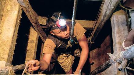 Ein Junge auf dem Weg zu seinem Arbeitsplatz. 