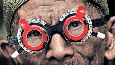 Sehhilfe. Zur Kundschaft des Optikers Adi Ruku zählen die Mörder seines Bruders. 