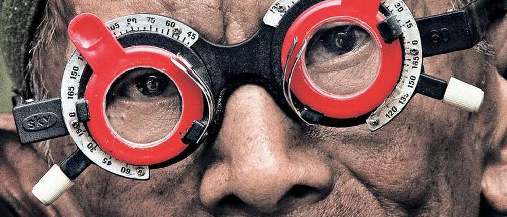 Sehhilfe. Zur Kundschaft des Optikers Adi Ruku zählen die Mörder seines Bruders.