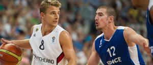 Heiko Schaffartzik (l.) ist Co-Kapitän der deutschen Basketball-Nationalmannschaft.