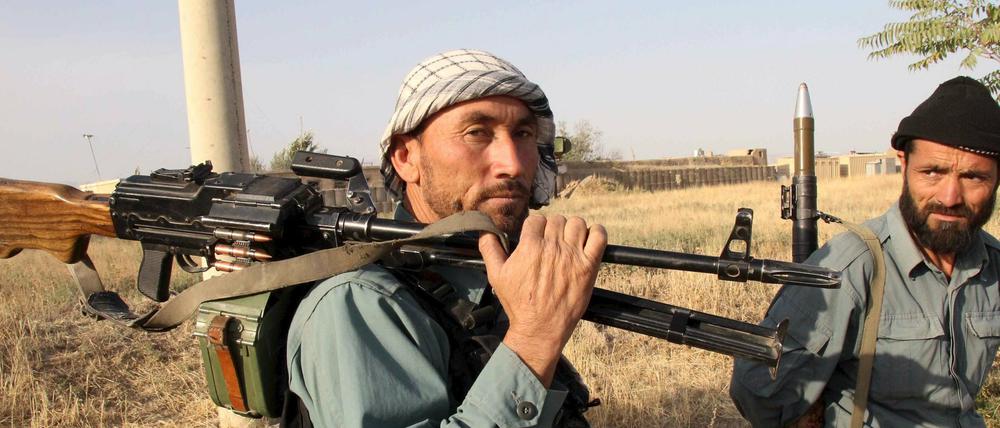 Afghanische Polizisten bereiten sich auf die Gegenoffensive vor. 
