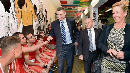 Klitschko besucht den Boxklub Isigym und hat eine Botschaft dabei.